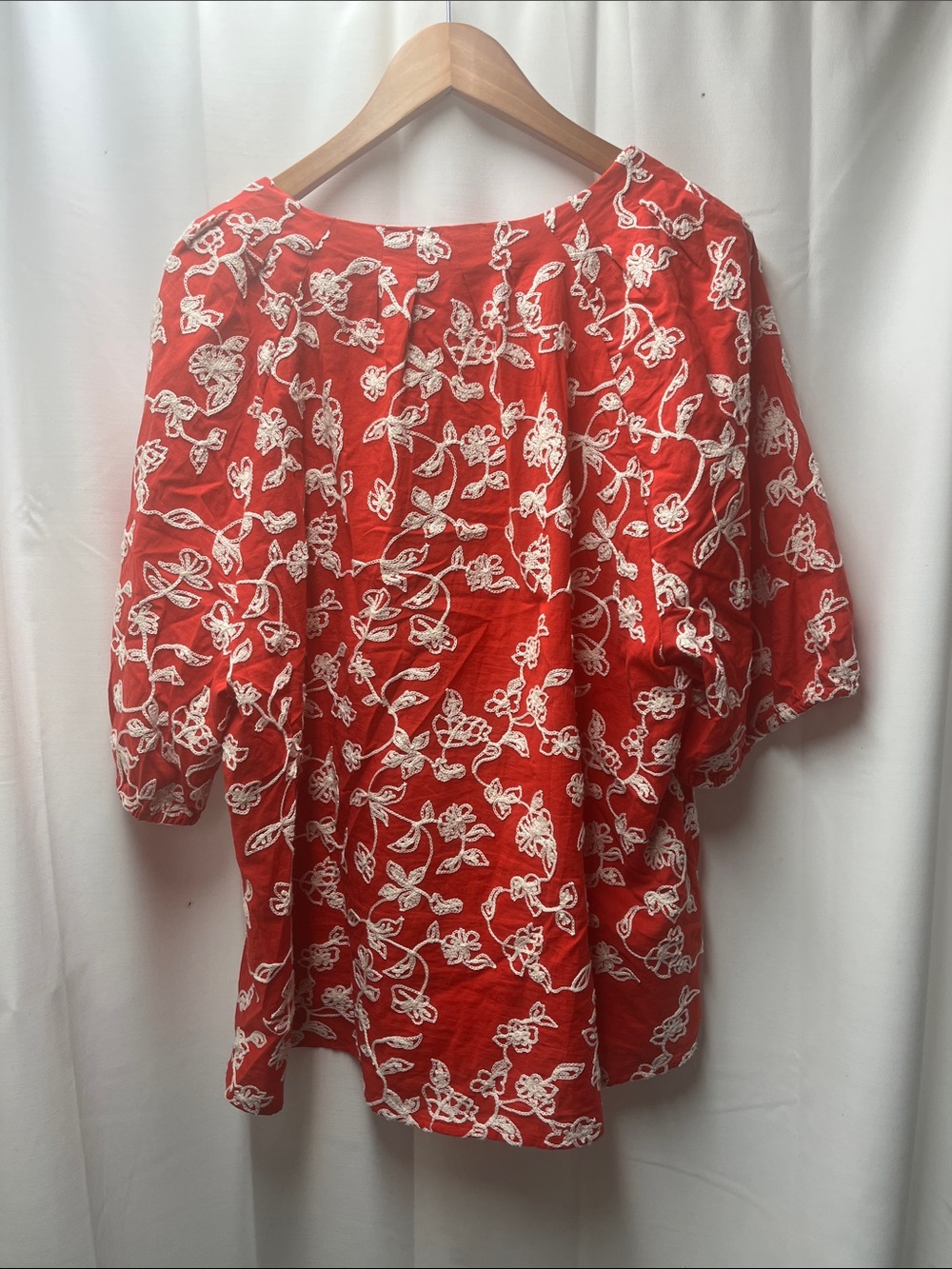 Chicos Red White Floral Embroidered V Neck Popover Blouse- Size 4 US 20 - Picture 4 of 5